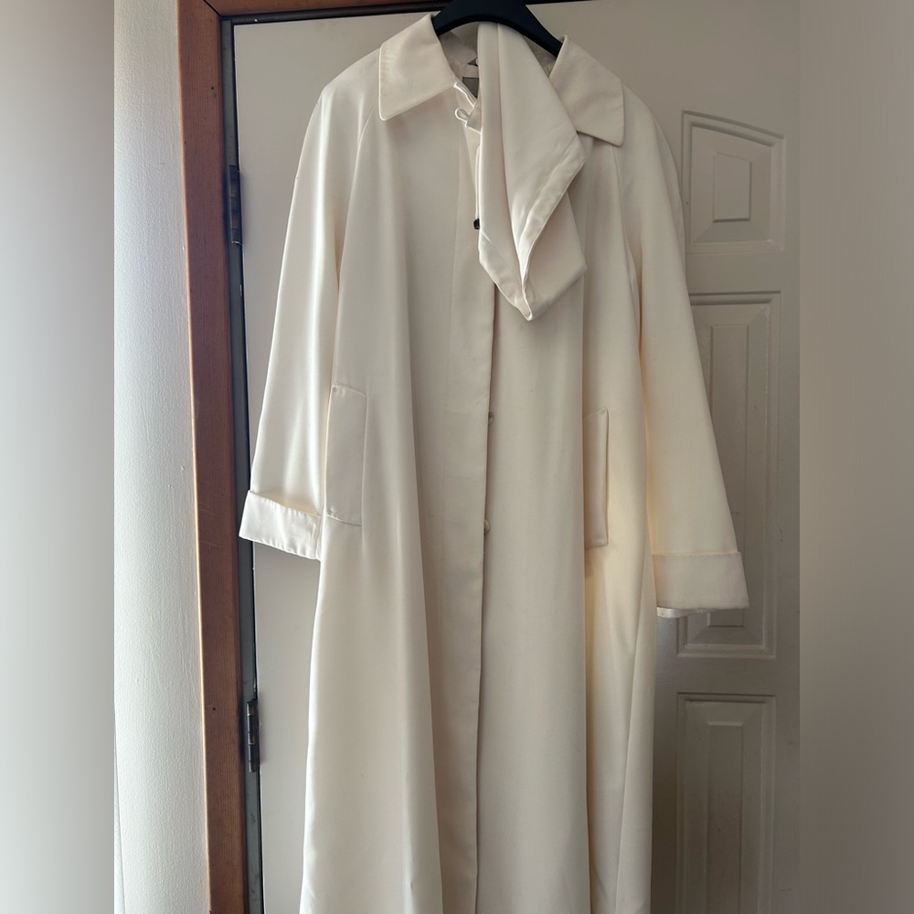 Off white full lenght spring outerwear